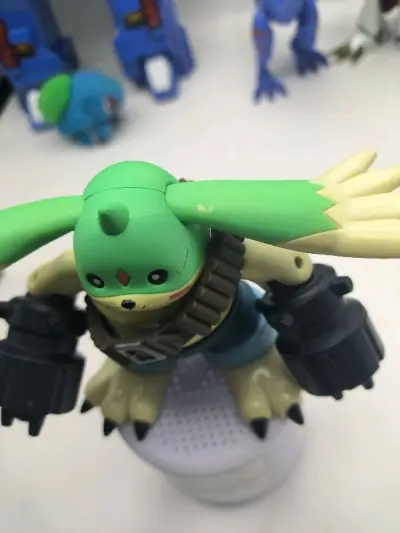 今天收到数码宝贝模型玩具大耳兽萌神进化后的加鲁哥兽，整体线条刻画和色彩搭配太棒了，相当还原剧中，尤其是可以转动的手臂加特林哈哈，很不错的购物体验。