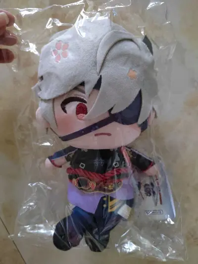 刀剑乱舞和三丽鸥联名的坐姿玩偶鬼丸国纲回来啦～
当时受注没有预订然后闲鱼也没人转让的情况下刚好在骏河屋切到了全新有吊牌的。
挖煤姬一如既往的秒切骏河屋真是太方便了。
虽然稍微比原价贵了一点点但是也还好没有贵很多，竹蜻蜓也是一如既往的高效。
打包也很棒，虽然没选加固但...