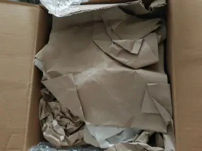 这次垫了纸，没有很多空气泡沫。纸头应该还比较重吧，不知道会不会算进重量里面。衣服还是很满意的，没发错漏发的情况