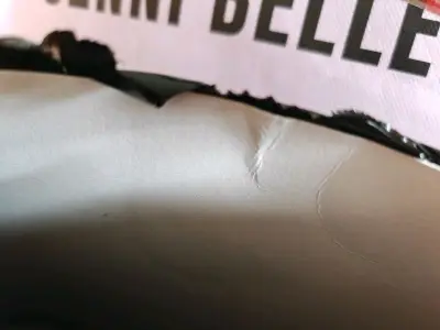 很讲究的樱花妹包装，里面还垫了硬纸，虽然重量也上去了。包装没话说，还有可爱的火漆贴纸，还有两箱ep还没到，后面就都是新的那种快递了。感觉是涨价了?