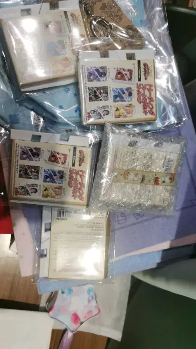 这次买的是王样战队相框，皮卡丘九月金属钥匙扣，王样战队蓝水彩柄的便当袋跟化妆包，总之包装还不错，我很喜欢，竹蜻蜓也还不错