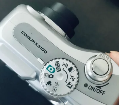 一个捆绑销售的东西，只有一个无法使用，其他都正常，而且还是箱说齐全的，原装大全套，成色漂亮，非常完美的一次购物。