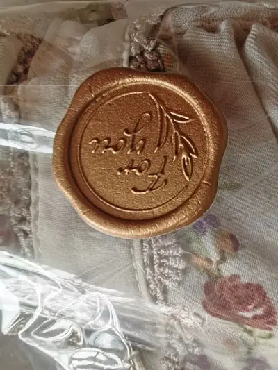 不得不说有些樱花妹包装真的好好。不光是袋子和贴纸都很用心，这件衣服里还垫了硬纸头定型。袋子也很好看。就是杂七麻八的东西有点吃重量?