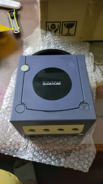 前阵子手欠网购海淘买了一台NGC，补齐青春的回忆，一方面也配合GBA掌机一起玩游戏。海淘虽然很方便，但是由于现在是特殊原因，不能航空运输，物流速度真的很慢，前后差不多一个月时间。