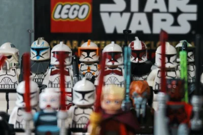 不知不觉已经购买了很多次了，这次是赶着小包航空下架前寄了出来。专门买了个盒来装人仔，成就感满满。价格优惠是在挖煤姬购买的最大优势，很多绝版人仔在挖煤姬都能找到，以后也会继续购买！