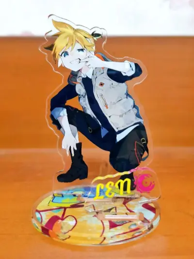 煤炉上切了rin酱15周年丸井生日会的立牌，去年由于个人原因错过预售，能收到一对拆摆无瑕真的相当满意！图三len的vbs演唱会立牌虽然在同等价位里偏小，但也非常美貌，挖煤姬的打包依旧给力，谷子都安全完美到手，好评继续回购 ( ੭•͈ω•͈)੭～♡