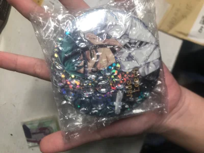 这次挖了一直很馋的娃娃机闪真的特别特别伟大！！第一次见78mm大的吧唧有被震撼到。。45六个真的很赚ww还挖了很多沙寮滴实验服吧唧之前买滴以后还会继续挖的！