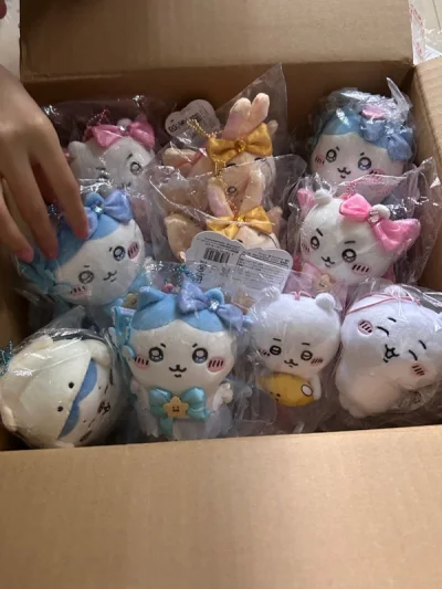 这次东西比较多 第一次走了ems 赶上国庆海关放假七天 放完假第二天就放出来啦 娃娃包装非常完整 有防水包装 速度也可圈可点～还会回购