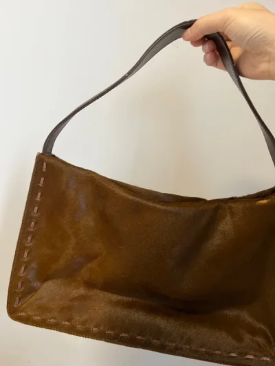 这次买的包包还是挺不错的，意料之中，没有其他意外，就挺开心的，可以淘到比较少见的款式，非常期待，喜欢喜欢，期待下次收货