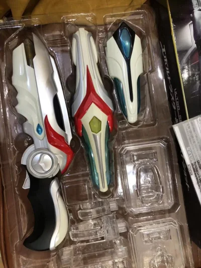 这一大箱子都是经典玩具啊。奈克瑟斯ur 迪迦一番赏还有戴拿..更绝的是一盒很老的小龙虾星人拼装 真棒