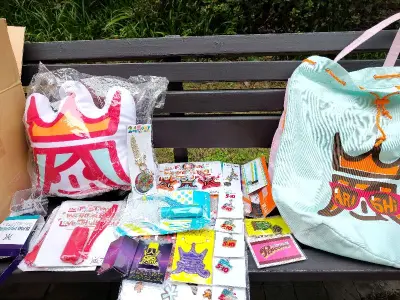 我其他平台买东西基本不会评价的，不过这次遇到了挖煤姬感觉很满意，不得不给个大大的赞?，很喜欢买一些谷子周边啥的，这次是我喜欢的团的周边，客服很贴心而且物流也很快，包装也很贴心。实物和照片差别不大，和描述的完全一致，很爱！