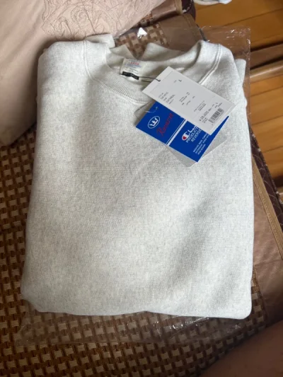 兜兜转转，时隔一年还是喜欢着这件卫衣！今年流行趋势依旧燕麦色深绿色！果断拿下，很棒很nice！很喜欢，尺码合适！