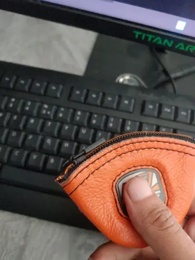 很可爱 做工精致应该是岛国原产的 看图片完全没想到才这么小 无处用武了 是那边拿来装硬币的零钱包 实在想不到装什么 