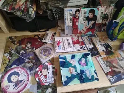 和室友一起拼邮费www 主要是我买了很多写生什么的 收到了227的六单特典!!!!好快乐呜呜我的yuki宝宝美死了