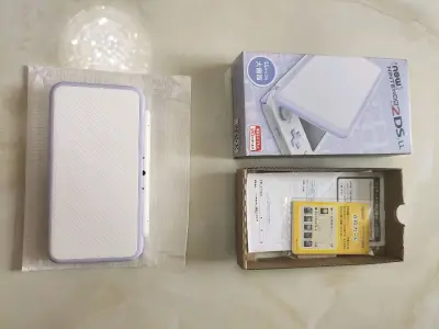 new2dsll紫白拼色款，这个颜色算是颜值巅峰了，机子成色不错，雅虎日拍上淘的，卖家描述真实，很满意！