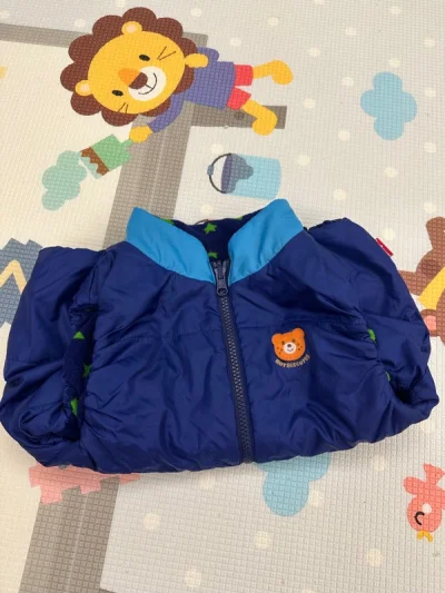 超级好看的雾霾蓝针织衫（看卖家图本以为是灰色），惊喜得不得了，实物也太好看了。两个背心也非常新，百搭，满意！