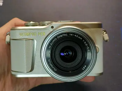 这是今年5月份下单的奥林巴斯小微单，看着挺新的就忍不住下单了，没想到第一次被海关退运了，说二手相机不能进口，没办法申请退回去，结果在海关邮政中心卡了两个月没动，打了n个电话才终于退回去。然后重新寄出，国庆才运到，结果又被税了大几百，我的心都在滴血，所幸有惊无险拿到了...