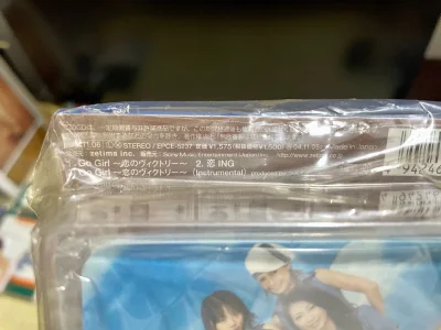 带签名可以的吖！嘻嘻嘻 狂喜的购物体验，继续挖煤姬淘沙，带侧带签名全新难得一见 妖精的尾巴喔 贴纸才知晓的