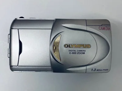 物美价廉，86元人民币买的，一台数码相机，两台胶片相机，一个闪光灯，再没想到的是他居然还送奥林巴斯的原装卡，超赞的。