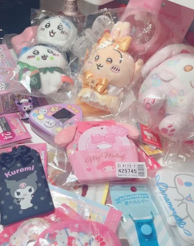 又来淘可爱的小东西了！！最近沉迷chiikawa，买了魔法少女乌萨奇和地区小八，都特别特别可爱！还购入了拓麻歌子，和很多很多三丽鸥小物。虽然不幸被税了但东西很完好地到手上啦，所以也很满意。就是爱买可可爱爱的小玩意～