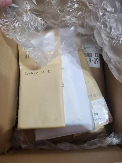 这个月的又一单！切到了超多的电影拍立得，弥补一下还没看到小黑鱼的失落，还有好价鸟取杯垫set，下单购入速度很快，因为卡片数量多，这次选择了走快没的ep小航空包，物流打包完后重量轻了不少，使用了积攒的积分运费省了不少。到手速度很快十天左右，国内邮政送货，气泡膜包的满满...