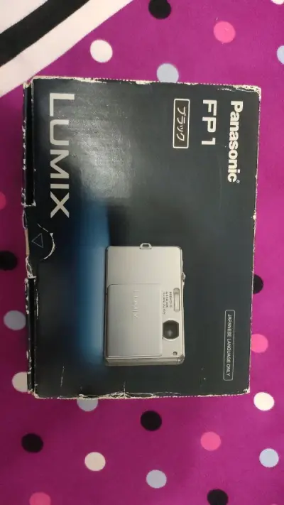 速度真的很快，不到一个月就到了，相机?都是可以正常使用的，成色很新，心情很激动，第三次回购了，购买很方便。