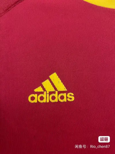 还是决定买了这件红色短袖，因为穿了太久的深色和黑白灰，总想做出些改变，改变也是需要勇气的。挖煤姬平台拍下，它就是我的私家衣橱，方便，直接操作就成功了。