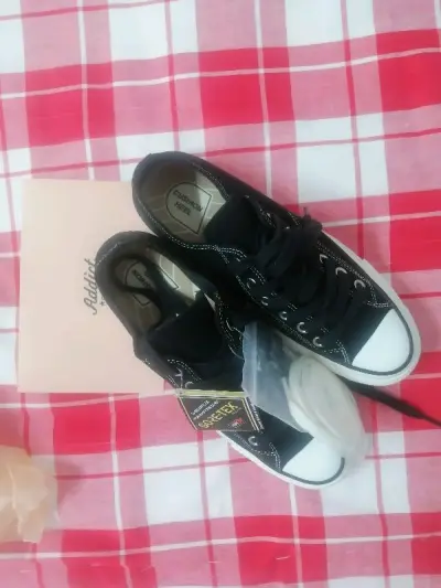 有时候你觉得平平无奇并没有那么简简单单看似普通的一双黑色经典低帮帆布鞋却是防水材质的加持，叫你低调的与众不同，别出心裁