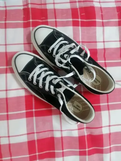 实话说有点累了 乏味的累了，买过太多次都有点忽略它是一双不错的好鞋了 麂皮材质刷色也很顺滑，不说明星单说鞋也值得拥有