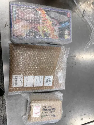 这次是第一次走可视小航空件，速度还挺快的。一周不到就收到了。内部包装很细致。打开后三件实物都基本完好。
这件艾迪的电光棒已经期待很久了，虽然因为年代久远，多少有点褪色，但是能收到也很满足了。以后有合适的商品还会继续用可视小航空件发货。