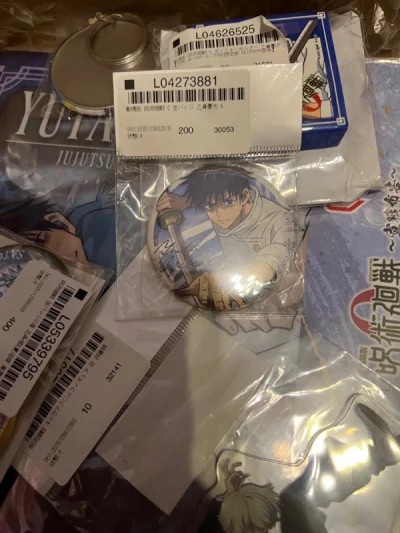 这次也是大部分忧太相关～包装超——好，有好多层泡泡纸。这个罗森吧唧真的太好看啦！文件夹的柄图也超喜欢！！