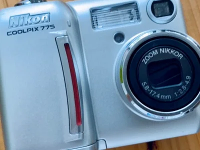 成色真的超级漂亮的尼康775小型面包机，还是箱说齐全的，配件也超级多，功能正常，拍照偏冷色调，拍人也美白。