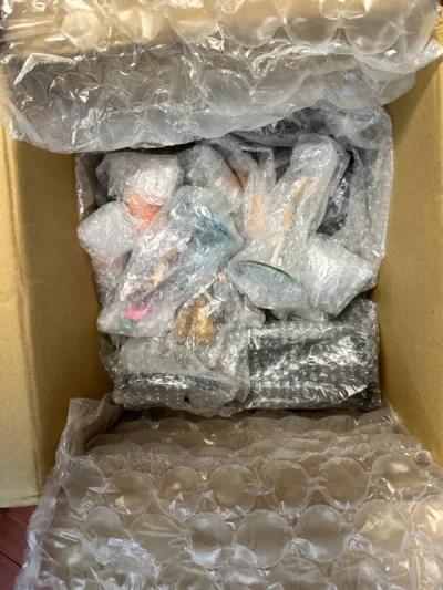 首次选择竹蜻蜓，从选择到收到货14天，速度可以。买的是海贼王拆摆手办，跟卖家图片展示一样，总共15件，很不错的体验。箱子包装很扎实，里面泡膜可以，完美。