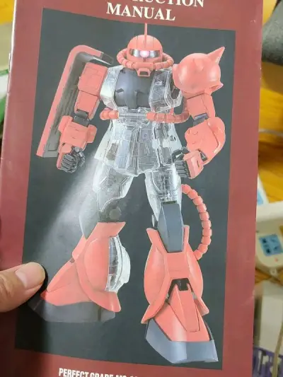 pg扎古带全套透明外甲，高达扎古头扭蛋，站姿艺术盒蛋，还有一大包各种各样的小玩具。卖家挺贴心送了些礼品。