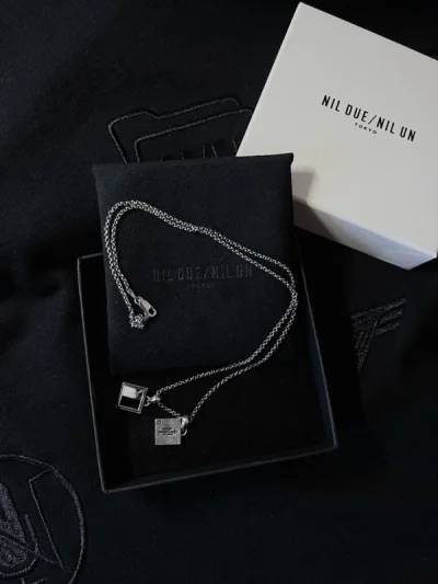 经常会遇到现在突然想买以前的谷子的情况
不过官方早就停售了 所以又来挖煤姬看看
果然煤炉有出的 对比看了几个卖家 这类饰品还是要选择品相好的 价格也很好 本来以为会溢价呢
收到之后很喜欢 饰品谷子又增加啦 以前的款式很好看