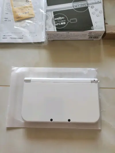 new3dsll珍珠白，非常好看的颜色，雅虎日拍上淘的，卖家描述真实，成色很不错，相当愉快的一次购物！