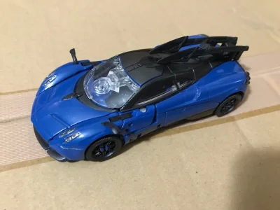       这次淘了两个变形金刚玩具，一个是日版独占的真人电影第二部卫星声波的暗黑重涂版本，应该是罗森便利店的限定，还有一个是日版电影工作室系列毒刺的蓝色重涂版。