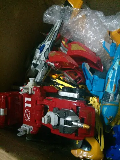 虽然这次东西挺多的打包也很给力但是龙骑的摩托长度太长了断了挺可惜的，而且卖家有几个漏液的电池都没有清理掉味道挺难闻的。好在东西整体还不错的。发货速度也很快的！