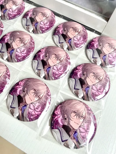 发了很多优惠卷直接去垃圾屋捡漏 没想到捡漏到捡漏到两个很需要的一个scien的瓶立牌和紫色zak五周年a4大痛包 价格还便宜 光速下单 依旧被税了 已经麻了 不妨碍购物买买买的快乐 每次都选ems 快快的 收到我推的谷子 超级棒