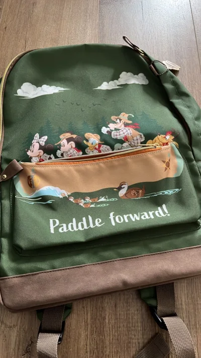 实物和预期一样好看 
颜色很美 小动物们都在忙着划独木舟
包包内部空间也足够大
内里是圣诞树的印花图案
而且包包本身自重非常轻
背起来不累

物流也很迅速
十几天就收到啦
有箱子和泡膜包裹