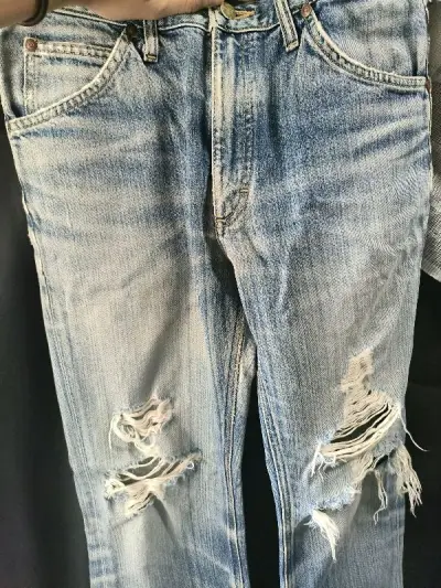 两条lee的裤子 一条喇叭牛仔裤 一条迷彩裤
煤炉上淘这些的价格比较实惠 不用花特别多钱就能买到心仪的东西