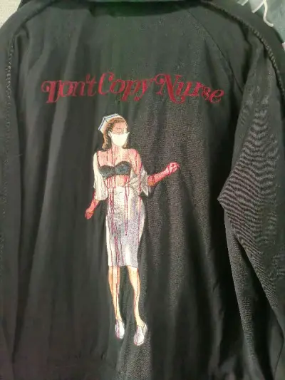 偶然刷到 刺绣的图案确实太好看了 很难抵抗这种诱惑 整体的材质和细节也都很漂亮
顺便随便买了一件ts巡演短袖