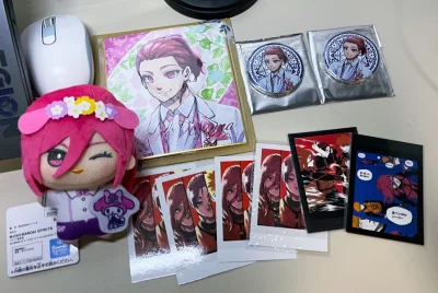   一直在纠结买不买原画展白西吧唧，直到在煤炉看到好价！我：好价不等于白送吗。于是果断切下。还切了一张色纸准备扎包用，但不一定会背出去....i人狂哭....顺便切了几张拍立得，强迫症真的很痛苦，一定要每张都有四份（无奈）。还切了一个特别特别可爱的三丽鸥努努！！！虽...