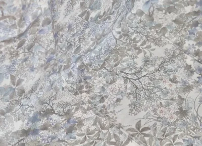 这次到了几件非常喜欢的正绢！拿出相机疯狂拍照！
有小纹，墨流，金通～
再次依然是走的海运，但是因为数量比较多，还是被税啦，不过手机清关非常方便～