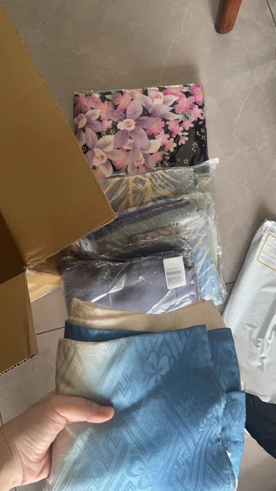 又是帮姐妹买的正绢～
金通，银通，手绘都有，她爱好比较广泛哈哈哈哈
这一箱一共六件，走海运没有被税哦～