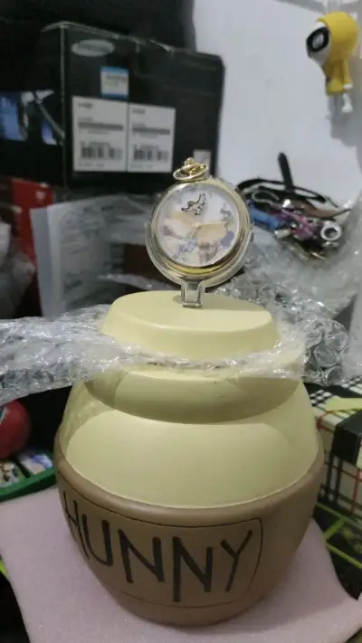 昨天终于收到我心爱的维尼熊蜂蜜罐怀表了！收到实物后！简直是太漂亮了！就是罐子好重啊！怀表成色也很新！可以正常走时！爱维尼！