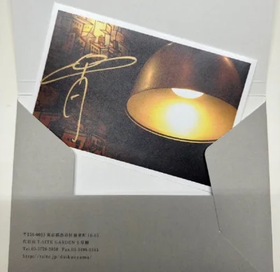 这是我最棒的网购体验之一！?我购买了偶像的杂志和签名。并且从下单到收到物品的整个过程非常顺利⏱️。卖家的包装令人惊喜，每一件物品都被仔细包装，没有任何损坏的痕迹?。杂志的质量也非常出色，与描述完全相符?。客服人员也非常友好和专业，解答了我所有的疑问?。总的来说，这次...