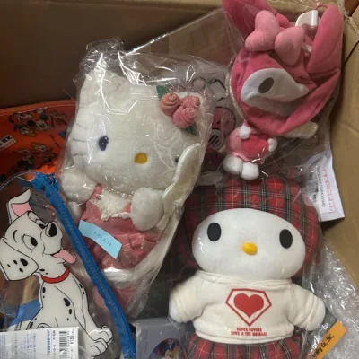 收到了很喜欢的美乐蒂！！！很可爱呀！！！我好爱 还有很多美乐蒂还有迪士尼的玩物！！！真的太爱了 还有音乐盒 真的很喜欢 我超爱了超喜欢！！！