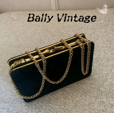 真的真的太漂亮了，八粒小盒子就像一个宝石盒子一样，非常非常的精致，黑金配色还很高级LV丹宁真的很经典，很好看，容量很大，而且布面非常非常的新，还有防尘袋，真的卖家很用心挖煤姬也很靠谱