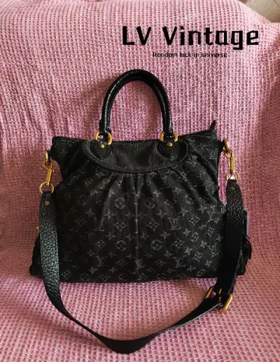 黑色的丹宁真的就是又简单又高级又好看，娇娃美肌已经买了很多包包了，这个包包依旧很美，送去护理也是非常非常的简单的非常感谢您们的用心良苦